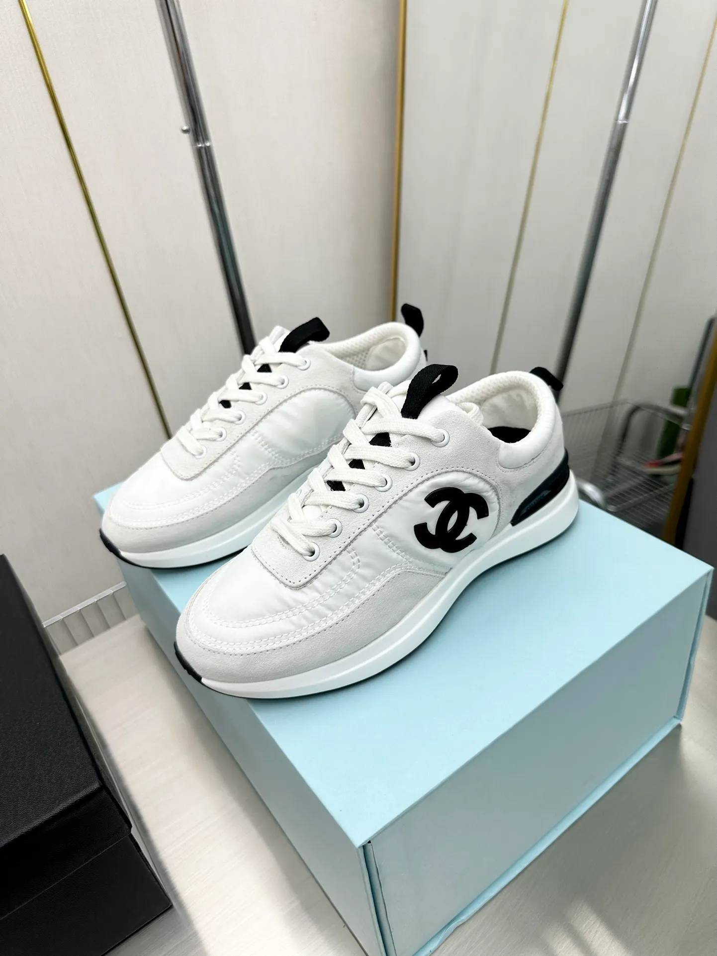👟👟Ex-factory price 520 👟👟 CHANEL Chanel thick-soled panda sneakers Panda biscuit shoes Chanel 2023ss popular panda shoes 🐼Colorful thick-soled casual sports shoes sneakers The counter is synchronized The counter is very popular Very difficult to buy a shoe The most popular thick-soled panda shoes on the Internet It can be imagined that small fragrance control can not miss it, both appearance and comfort coexist. Simple and versatile white shoes. The thick sole increases the height and is super versatile. You can wear it with your eyes closed😍Whoever wears it will look better. Upper: calfskin. Lining: imported sheepskin lining. Outsole: T👟👟Ex-factory price U original outsole. Size: 35-40 (41 42 customized)